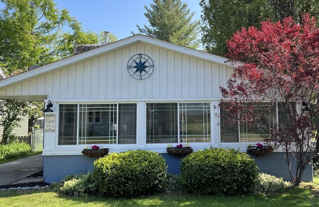 Cozy Pet Friendly Cottage, Partial Water View, Sleeps 7, Half Block from Beach!