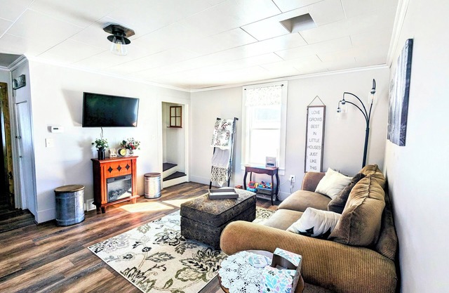 Cozy, pet-friendly farm wrapped in nature's warm quilt of fall fireworks
