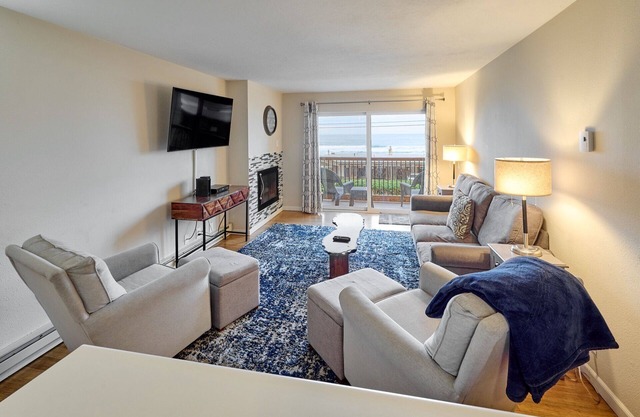Cozy Pet-Friendly Condo in Lincoln City with Fireplace, Pool & Hot Tub access!