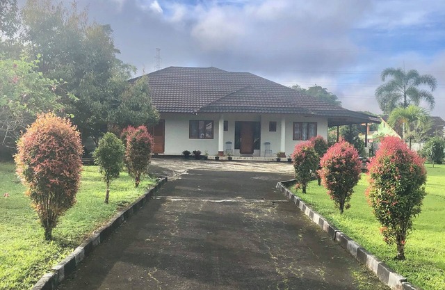 Cozy place to stay in Tomohon City.nClose to the Resto & Cafe. Separate access.