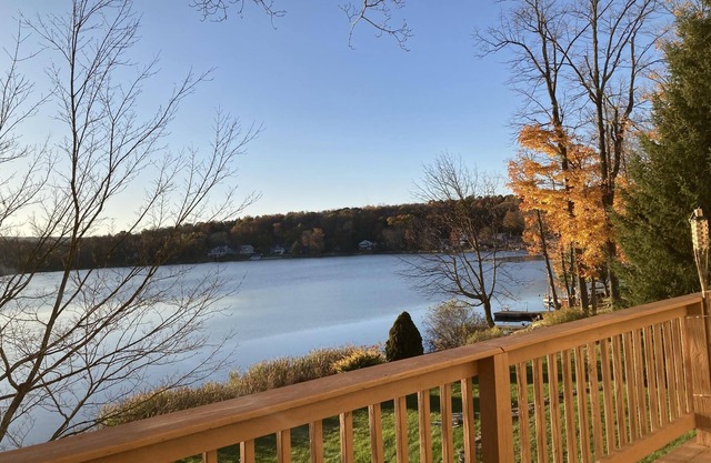 Cozy Pocono Lakefront Mid-Term Vacation Rental near Scranton. 30+ days only!