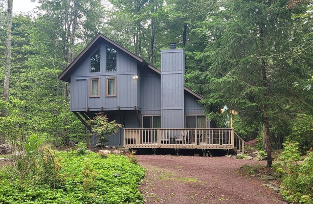 Cozy Pocono retreat for all seasons! Family-sized, pets welcome.