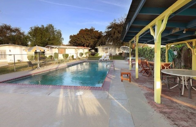 Cozy Pool Side Cottage in Park like Setting.
