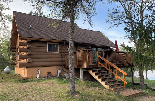 Cozy, private cabin on lake with pontoon and 38 acres