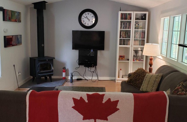 COZY PRIVATE COTTAGE WITH BOAT LAUNCH, ON BEAUTIFUL BOBS LAKE ON.