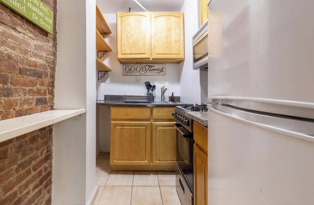 Cozy private furnished 1-bedroom in Fort Greene