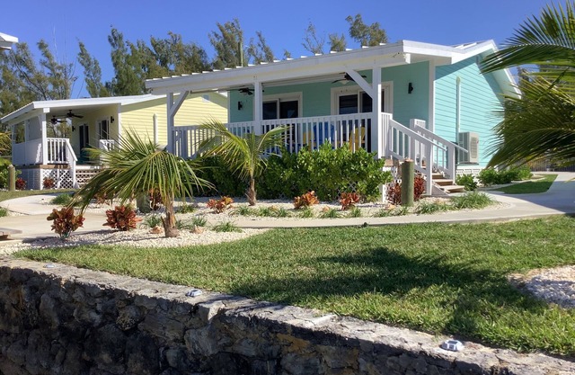 Cozy private green studio cottage on water free floating dock at your doorstep