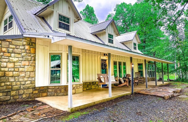 Cozy & Private Smithville Retreat + Sunroom & Hot Tub