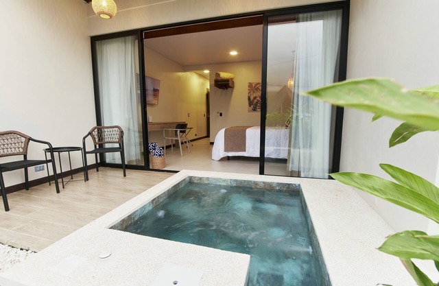 Cozy private studio with WiFi, AC, jacuzzi, volcano views, 8min drive to Fortuna