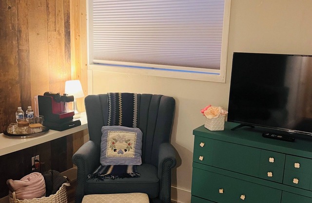 Cozy private studio, ensuite bath & free parking