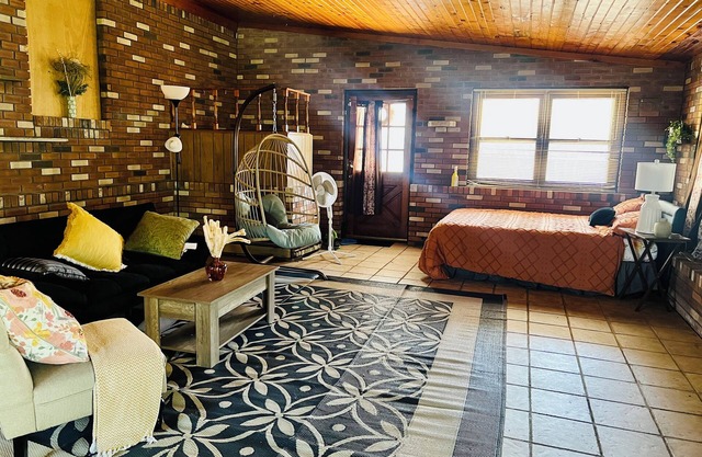 Cozy, Private1-bedroom in charming Schenectady with Private Bathroom