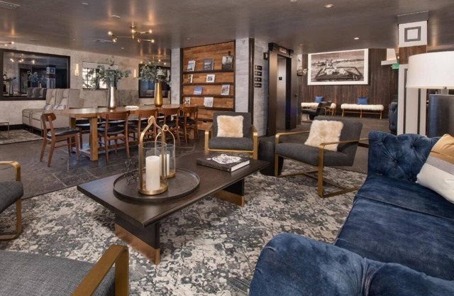 Cozy QQ room at Gravity Haus in the heart of Vail Village - walk to ski lifts!