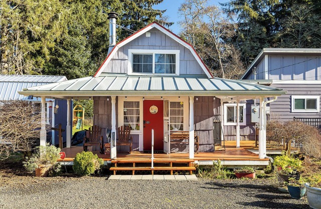Cozy & Quaint Westport Cottage, EV charger, 1mi to beach, restaurants & parks