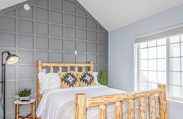 Cozy Queen, Private Bathroom and Entryway