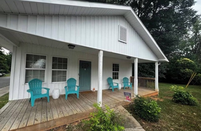 Cozy, Quiet & Private 3 BR Home! 15 Min to CLT Airport!