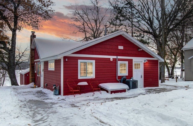 Cozy red cabin on Briggs Lake Chain w/boat house