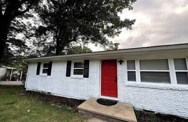 Cozy Red Door Cottage - 5 mins from Casino