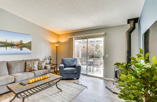 Cozy Redding Retreat ~ 3 Mi to Downtown