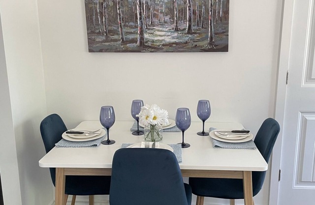 Cozy, relaxing get away close to trails, beach, shopping and restaurants