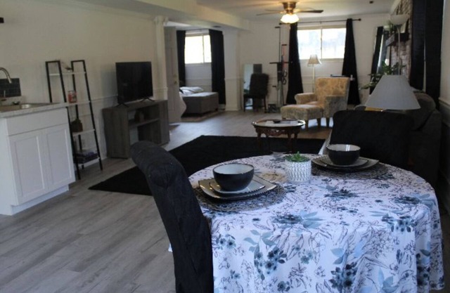 Cozy & Relaxing. Hot Tub, stress relief at your fingertips. Pets welcome.