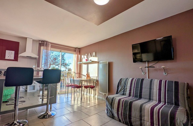 Cozy renovated apartment with parking near port/beach, cleaning included