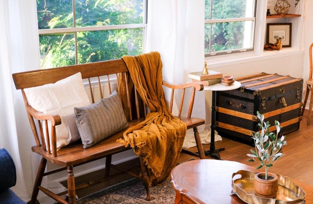 Cozy Renovated Vintage Modern House Downtown!