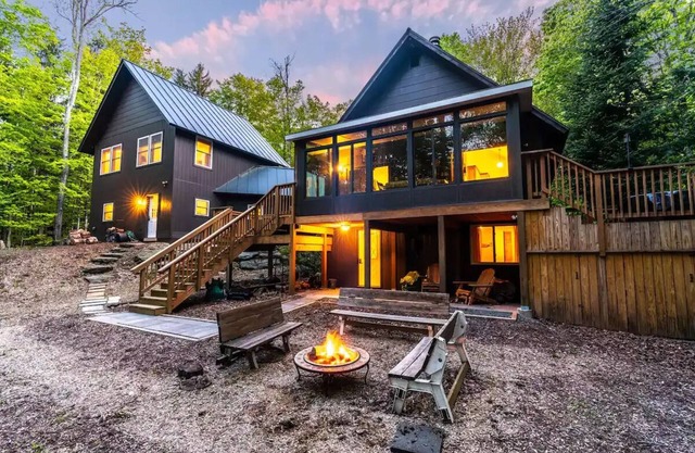 Cozy retreat, great for large groups and family gatherings with hot tub!