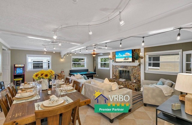 Cozy Retreat, Great Location, Hot Tub, Game Room, King Beds, Close to Beach