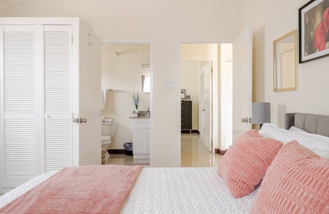 Cozy retreat in a Gated community Stylishly modern, 24 hour security