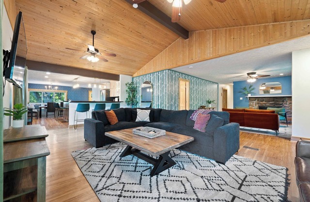 Cozy Retreat on Private Estate with Hot Tub