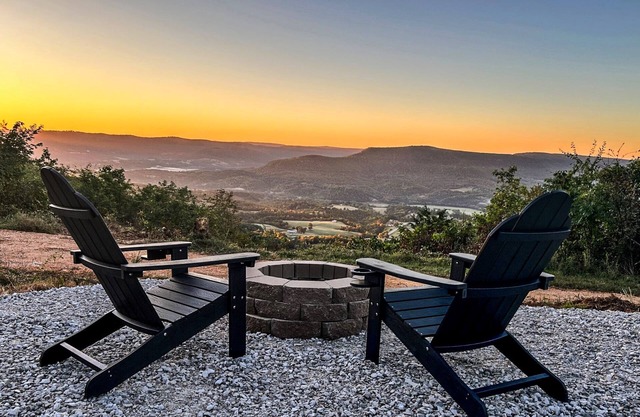 Cozy retreat with picturesque views! Close to restaurants, hiking and river.