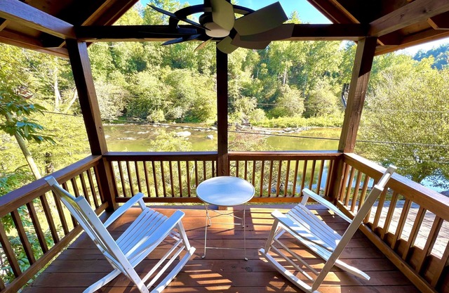 Cozy Riverfront Cabin w/Hot Tub & Fire Pit. Minutes to Downtown Ellijay