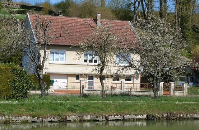 Cozy Riverside Gîte with Terrace, Near Verdun Sites and Outdoor Activities