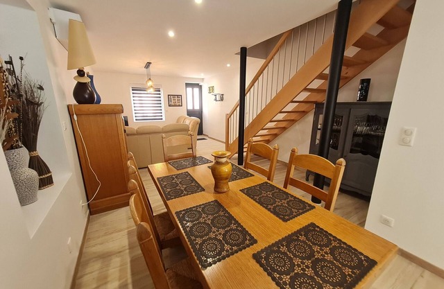 Cozy Riverside Getaway: 3-Bed Home with Balcony, Modern Amenities, Near Lakes & Skiing