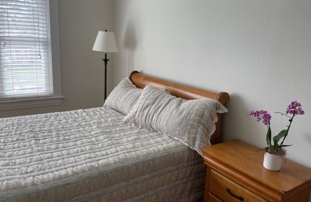 Cozy room in Bed & Breakfast in an updated historic home in Forest Grove, Oregon
