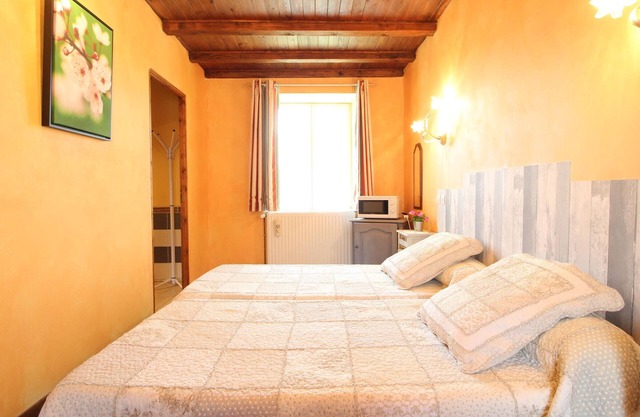 Cozy room in historic house with park and horse facility