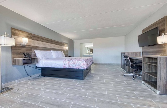 Cozy Room Near Princess Falls Trailhead w/Free Breakfast, Pool Access