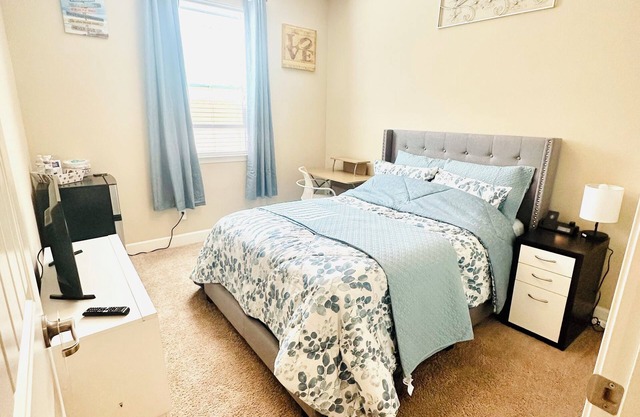 Cozy Room with Breakfast in Serene and beautiful Shared Homen