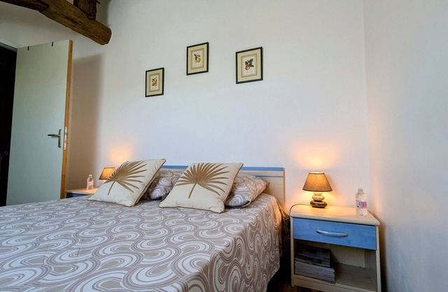 Cozy room with sitting area and breakfast included