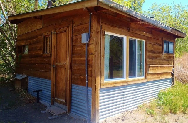 Cozy Rose Cabin in charming Surprise Valley with WiFi access