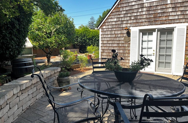 Cozy Rose Cottage in Salem