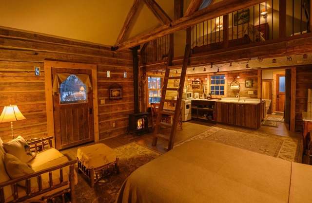 Cozy, Rustic Cabins near Chico Hot Springs & only 35 mins to YELLOWSTONE PARK!