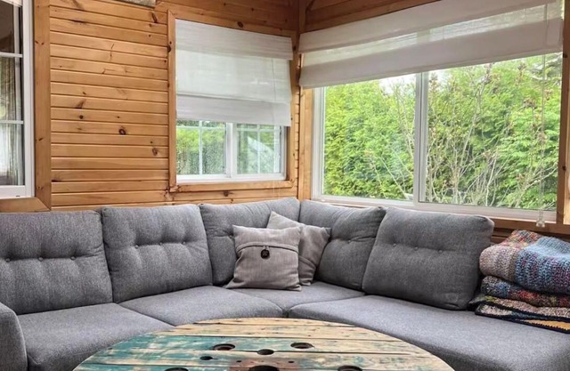 Cozy, rustic cottage minutes to a private beach