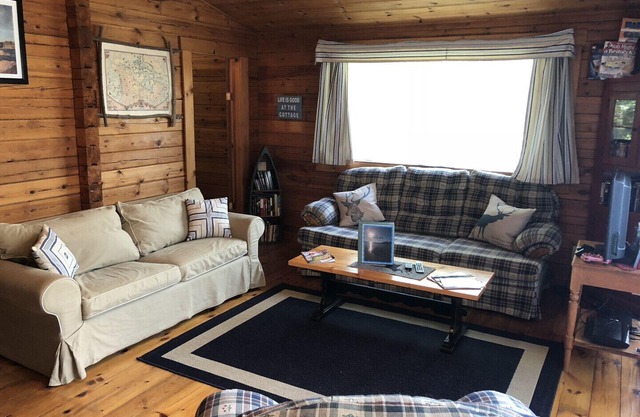 Cozy Rustic Waterfront Cottage on Georgian Bay (near Pointe Au Baril/Parry Sound)