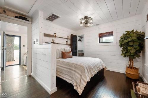 Cozy & Scenic Lakeside Retreat