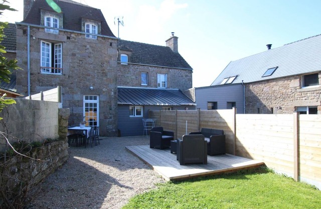 Cozy Seaside Cottage: Pet Friendly, WiFi, Terrace, Near Beach