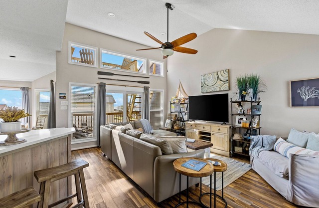 Cozy Seaside Retreat, Hot Tub, Oceanview, 3 Decks, Short Walk to Secluded Beach