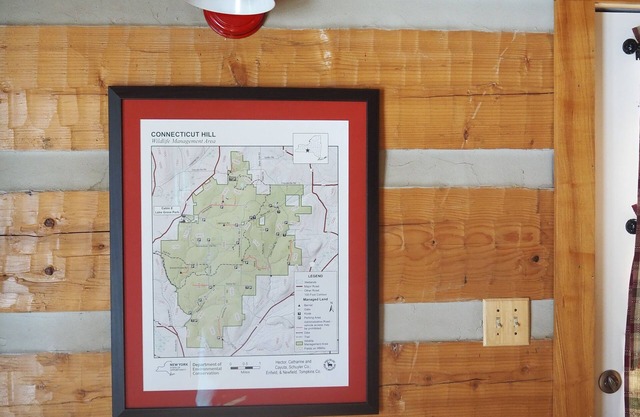 Cozy, secluded log cabin, summer vacation get-away or Fall Hunters paradise .