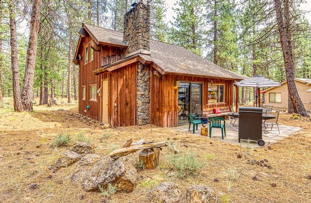 Cozy & Secluded Sunriver Cabin with SHARC Access - Surrounded by Beauty & Nature