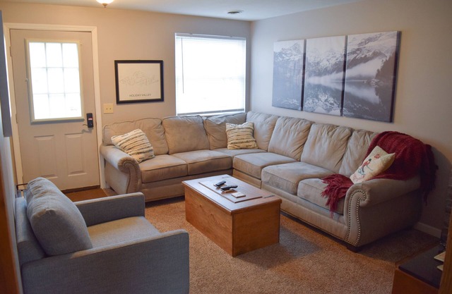 Cozy Ski Condo Close to Ski Resorts!